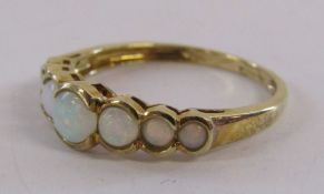 9ct gold and opal ring - total weight 2.5g - ring size T/U