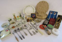 A mixed selection of kitchen items to include Nottingham lace coasters, Viners serving spoons,