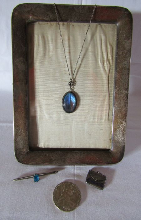 A collection of silver and white metal items, to include a silver photo frame, silver stamp