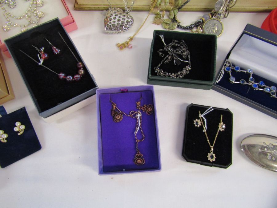 A selection of jewellery boxes and boxed and loose costume jewellery - Image 5 of 10