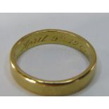 18ct gold band with inscription inside dated 1975 - total weight 4.1g ring size M