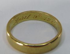 18ct gold band with inscription inside dated 1975 - total weight 4.1g ring size M