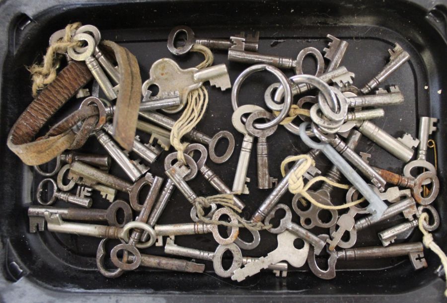 Selection of vintage cabinet  / caddy keys