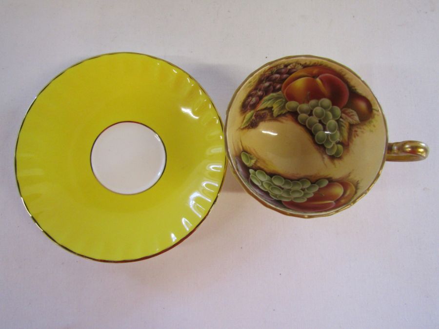 Aynsley Gold Fruits yellow teacups and saucers and 2 Aynsley pink plates - Image 3 of 4