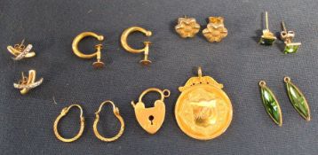 Selection of 9ct gold jewellery including pendant, earrings & padlock 9.4g