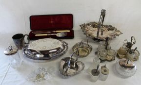 Selection of silver plate including cased Walker & Hall fish servers, cased set of 4 napkin rings,