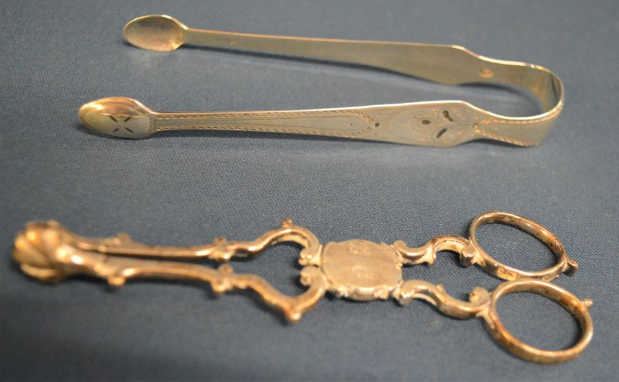 Pair of Victorian sugar nips & a pair of silver sugar bows both with indistinct hall marks - Image 2 of 2