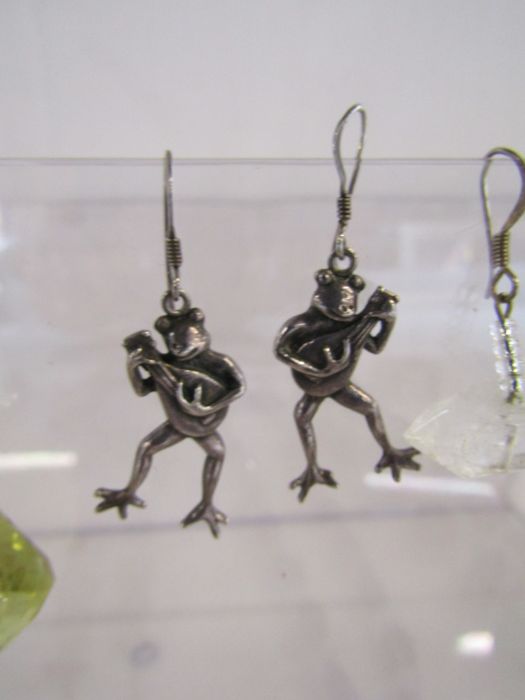 Collection of costume jewellery to include earrings with pearl drops and silver frog earrings - Image 7 of 7