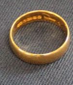 22ct gold wedding band, marked Lucky, size L, 3.77g