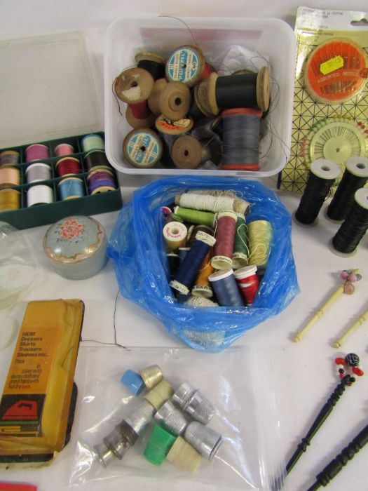 Collection of sewing items to include lace making bobbins, buttons, thread etc - Image 7 of 11