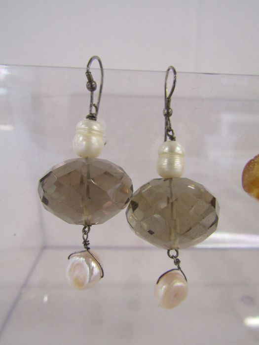 Collection of costume jewellery to include earrings with pearl drops and silver frog earrings - Image 6 of 7