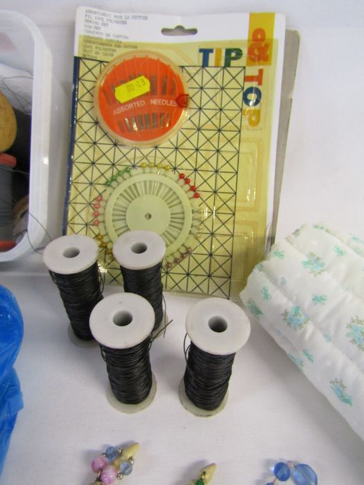 Collection of sewing items to include lace making bobbins, buttons, thread etc - Image 8 of 11