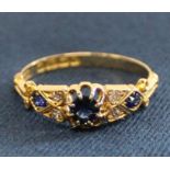 18ct gold sapphire & diamond chip ring, size Q, 2.50g