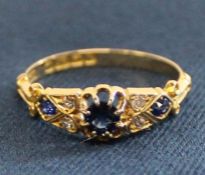 18ct gold sapphire & diamond chip ring, size Q, 2.50g