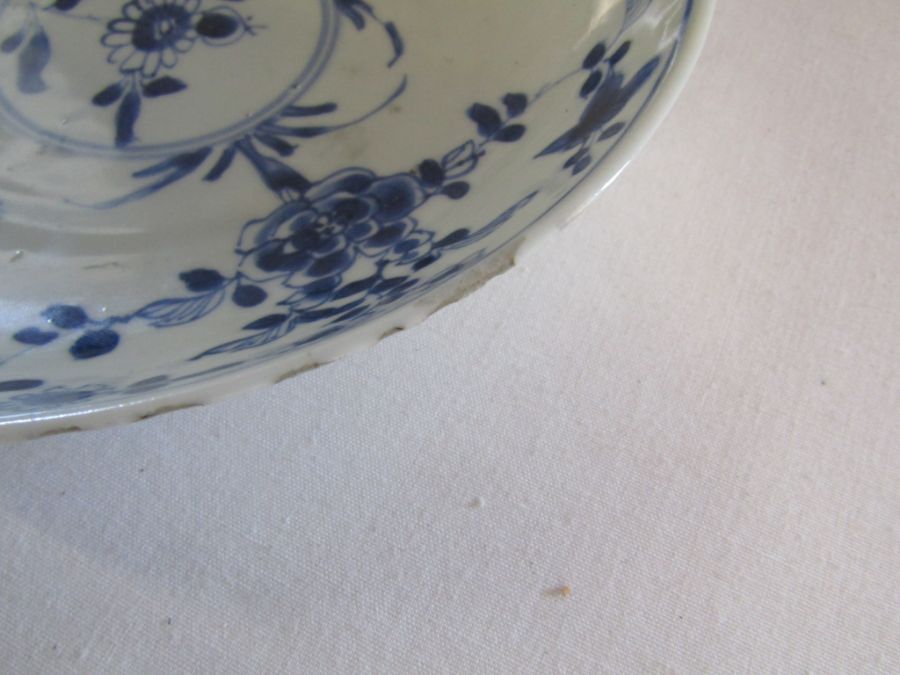Four pieces of Oriental ware to include dish approx. 19.5cm diameter, straight vase approx. 20. - Image 3 of 11
