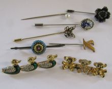 2 brooches and a collection of pins to include one set with pearl