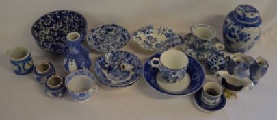 Various blue & white ceramics including a pair of salts with silver rims