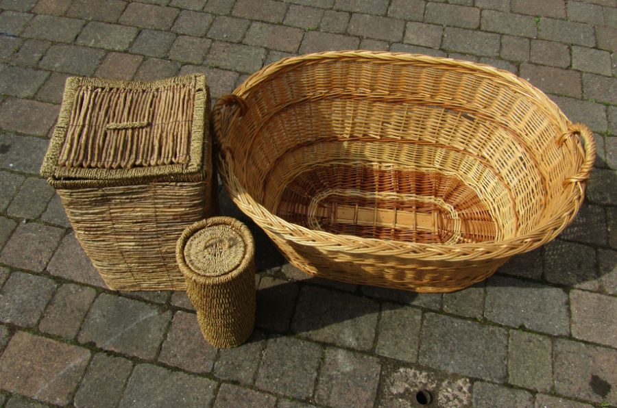 A large wicker basket, laundry basket and toilet roll basket - Image 2 of 2