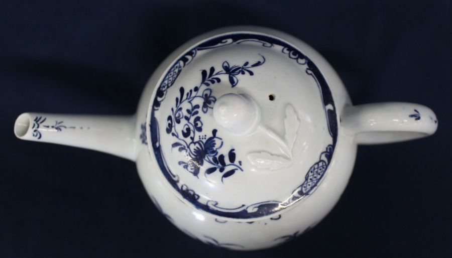 18th century Lowestoft porcelain blue & white teapot with cover painted with the Mansfield pattern - Image 5 of 13