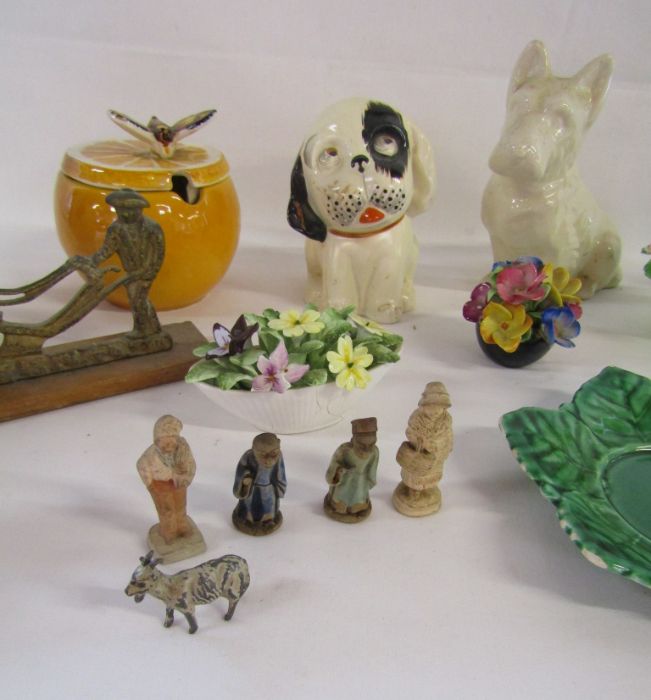 Collection of ceramics to include Crown Devon and some miniature Chinese figures, some items showing - Image 3 of 6