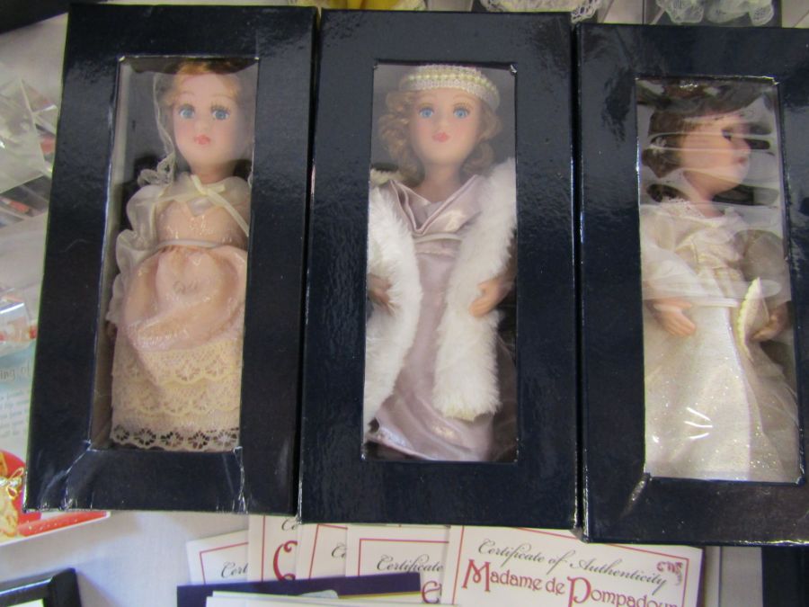 Boxed Atlas porcelain doll collection to include Duchess of Cambridge all appear to be with - Image 9 of 12