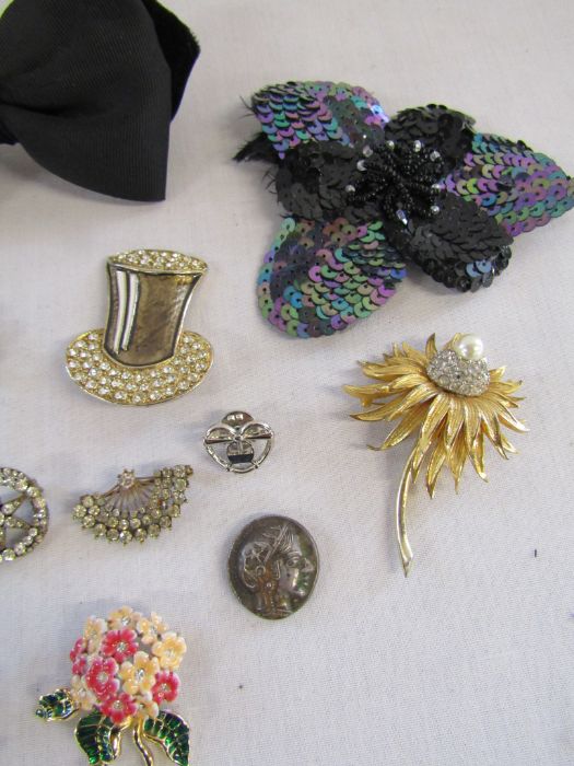 Selection of brooches to include Joan Rivers, Boucher, Butler & Wilson, Sphinx etc also includes a - Image 4 of 9