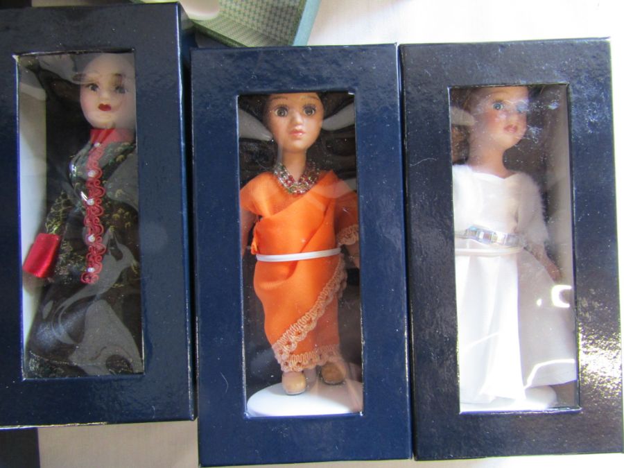 Boxed Atlas porcelain doll collection to include Duchess of Cambridge all appear to be with - Image 7 of 12