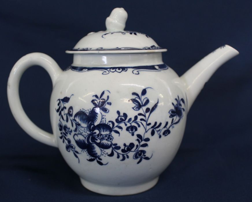 18th century Lowestoft porcelain blue & white teapot with cover painted with the Mansfield pattern - Image 3 of 13