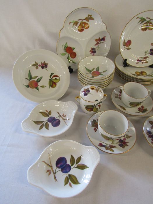 Royal Worcester 'Evesham' dinner service to include plates, bowls, jugs etc - Image 2 of 5