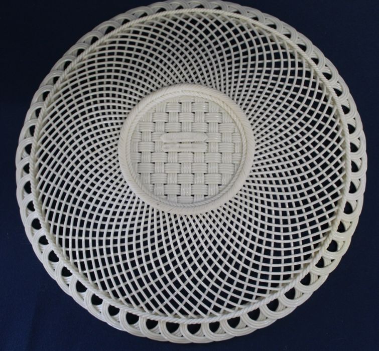 Belleek Irish porcelain basket weave plate diam. 26cm - Image 2 of 3