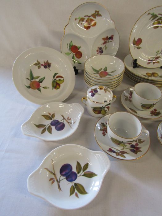 Royal Worcester 'Evesham' dinner service to include plates, bowls, jugs etc - Image 3 of 5