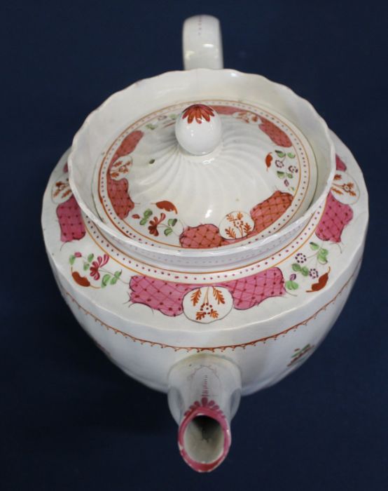 18th century pearlware teapot & cover with pink / puce floral spray decoration 15.5cm high - Image 4 of 7