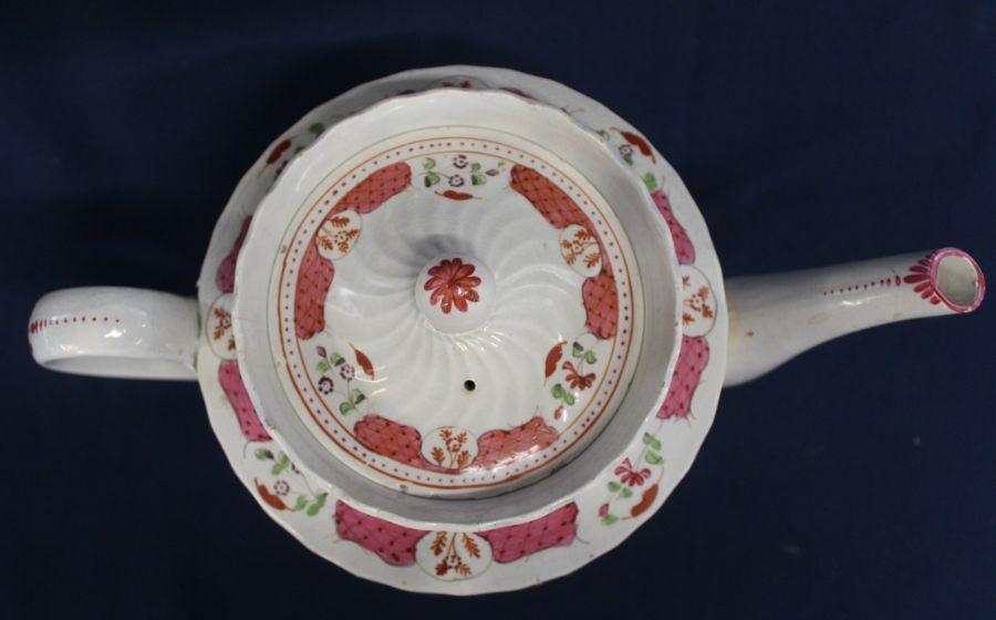 18th century pearlware teapot & cover with pink / puce floral spray decoration 15.5cm high - Image 3 of 7