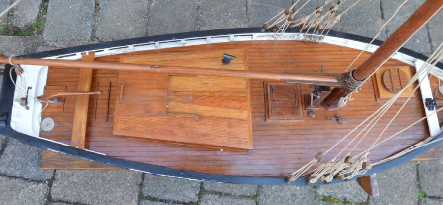 Hand built scale model of a Brittany fishing boat on stand. Length from bow to stern 107cm total - Image 2 of 6