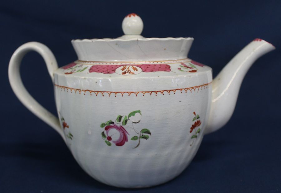 18th century pearlware teapot & cover with pink / puce floral spray decoration 15.5cm high - Image 2 of 7