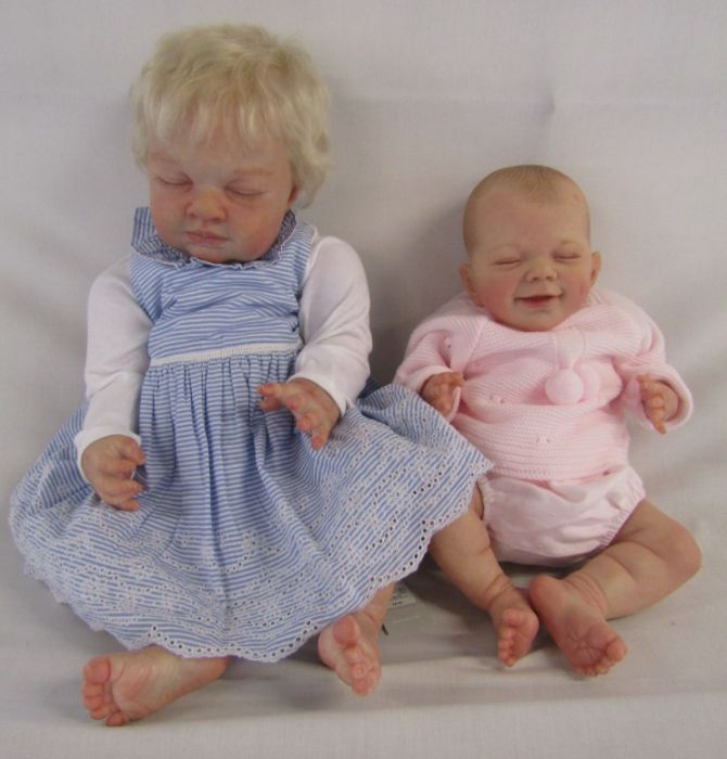 2 Reborn baby dolls - 21" weighted doll with closed eyes and pale blonde hair and an 18" limited - Image 3 of 14