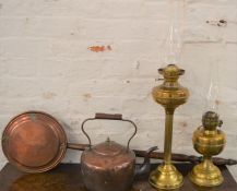 2 brass paraffin lamps, copper kettle & a bed warming pan