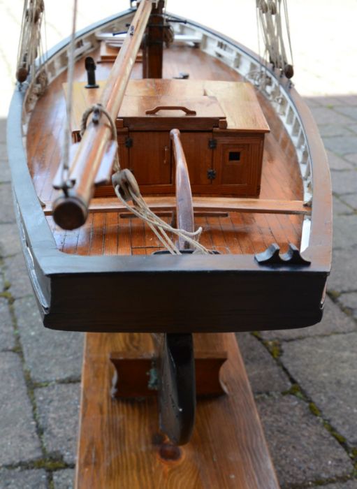 Hand built scale model of a Brittany fishing boat on stand. Length from bow to stern 107cm total - Image 6 of 6