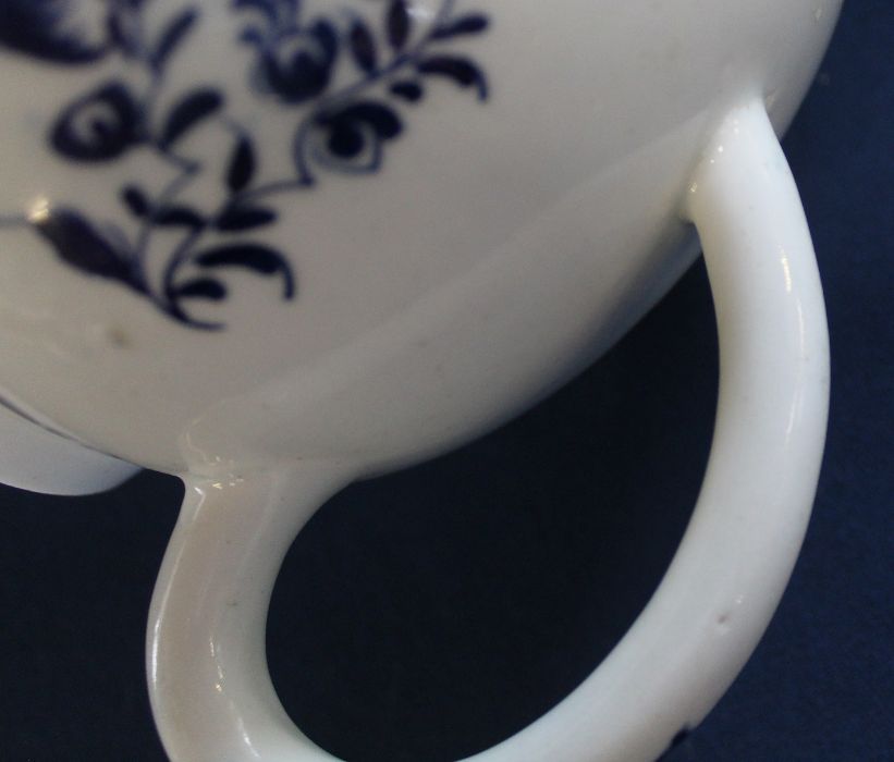 18th century Lowestoft porcelain blue & white teapot with cover painted with the Mansfield pattern - Image 7 of 13