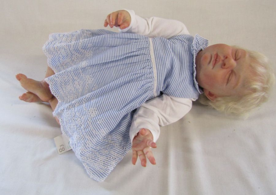 2 Reborn baby dolls - 21" weighted doll with closed eyes and pale blonde hair and an 18" limited - Image 4 of 14