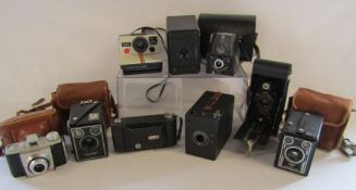 Collection of vintage cameras to include Kodak Bantam, six-20 Brownie c, Agfa Synchro box,