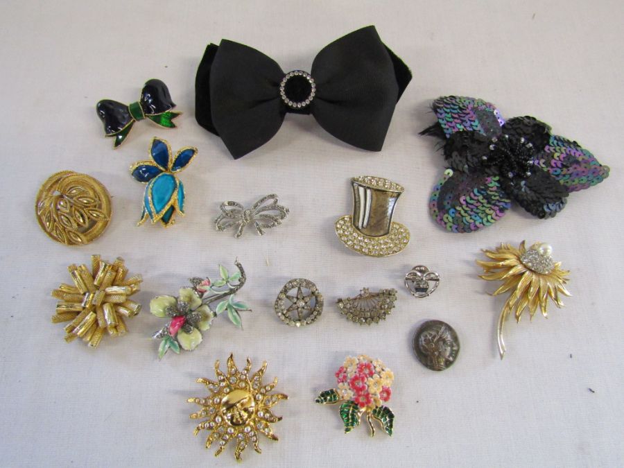 Selection of brooches to include Joan Rivers, Boucher, Butler & Wilson, Sphinx etc also includes a