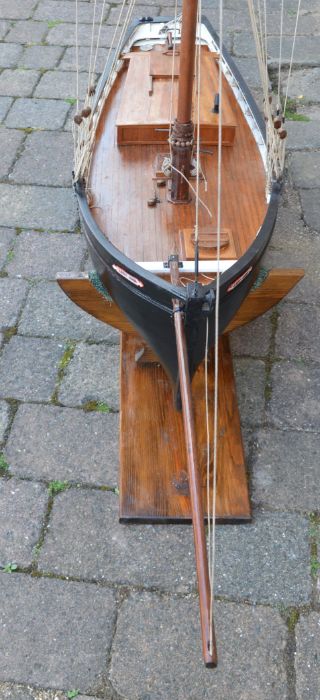 Hand built scale model of a Brittany fishing boat on stand. Length from bow to stern 107cm total - Image 4 of 6