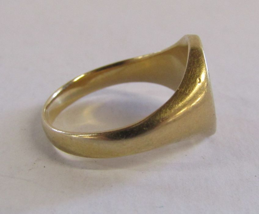 9ct gold signet ring total weight 7.2g ring size V and an 18ct gold and platinum ring total weight - Image 4 of 7