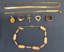 Selection of 9ct gold jewellery including 2 rings, crucifix, pearl set heart, locket, bracelet &