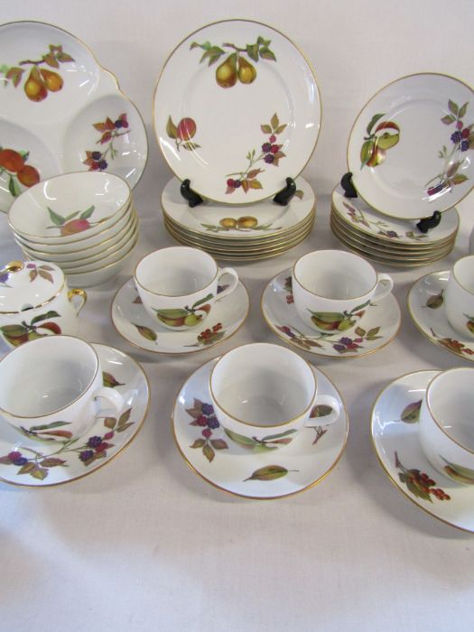 Royal Worcester 'Evesham' dinner service to include plates, bowls, jugs etc - Image 4 of 5