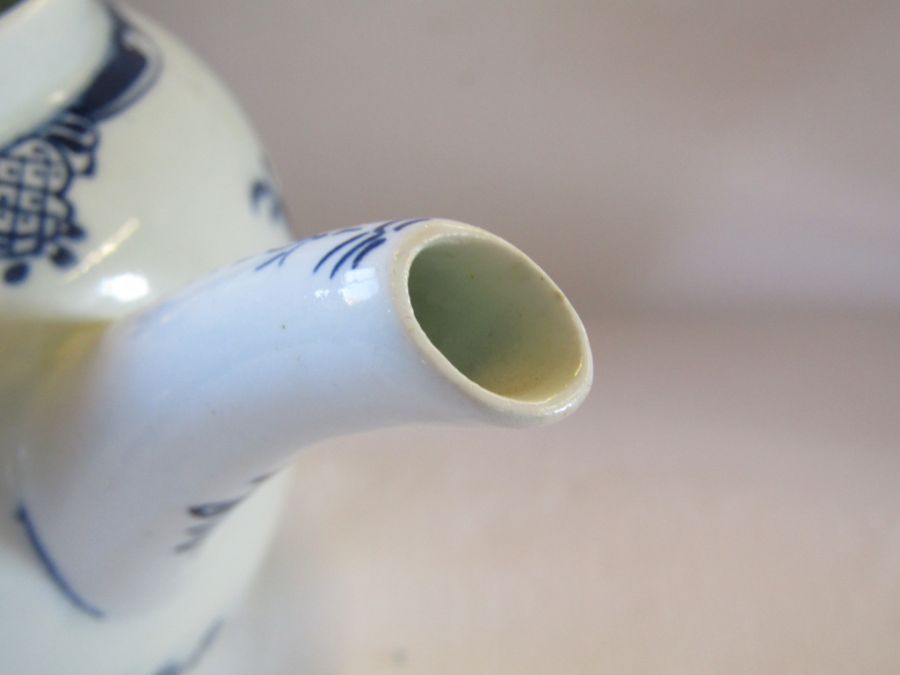 18th century Lowestoft porcelain blue & white teapot with cover painted with the Mansfield pattern - Image 9 of 13