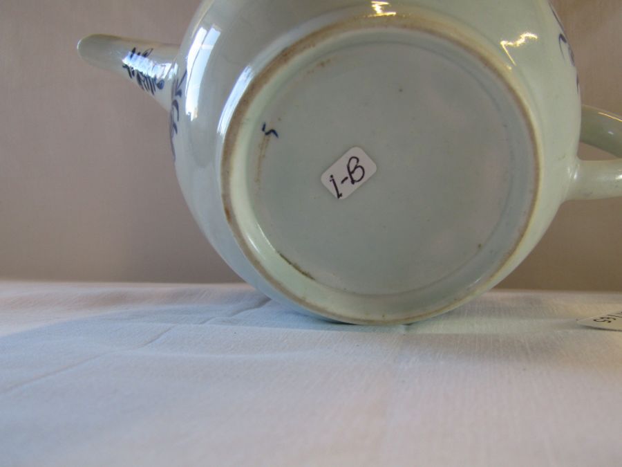 18th century Lowestoft porcelain blue & white teapot with cover painted with the Mansfield pattern - Image 11 of 13