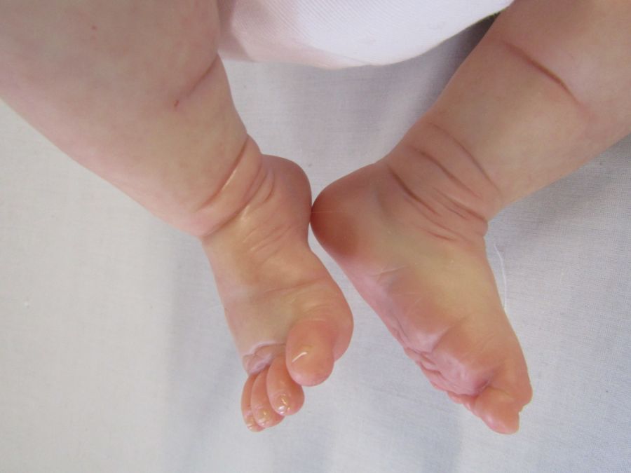 2 Reborn baby dolls - 21" weighted doll with closed eyes and pale blonde hair and an 18" limited - Image 12 of 14