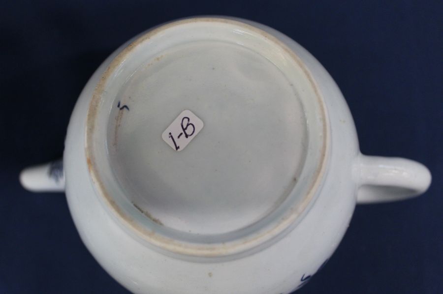 18th century Lowestoft porcelain blue & white teapot with cover painted with the Mansfield pattern - Image 6 of 13